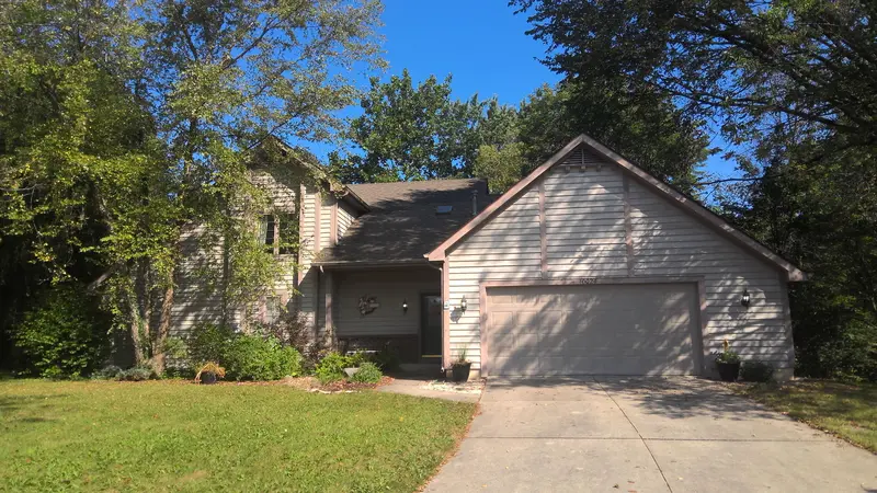 Property photo: 10024 CROWN POINT DR