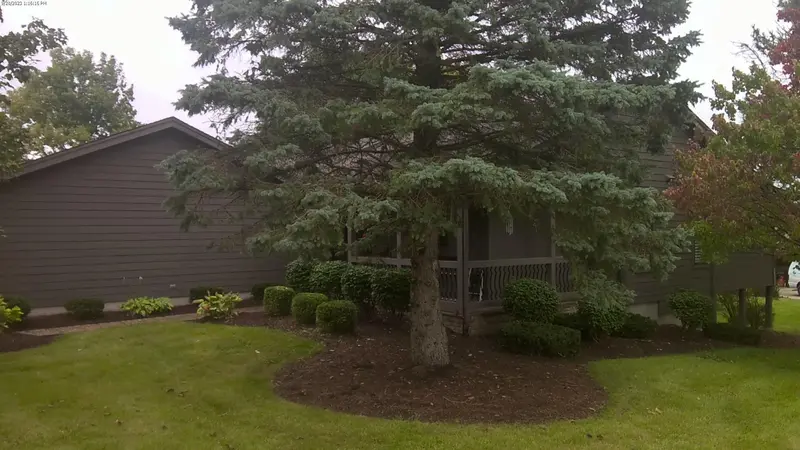 Property photo: 10025 WOODLAND RDG W