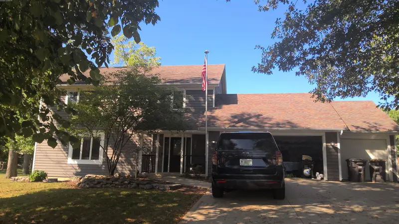 Property photo: 10033 CROWN POINT DR