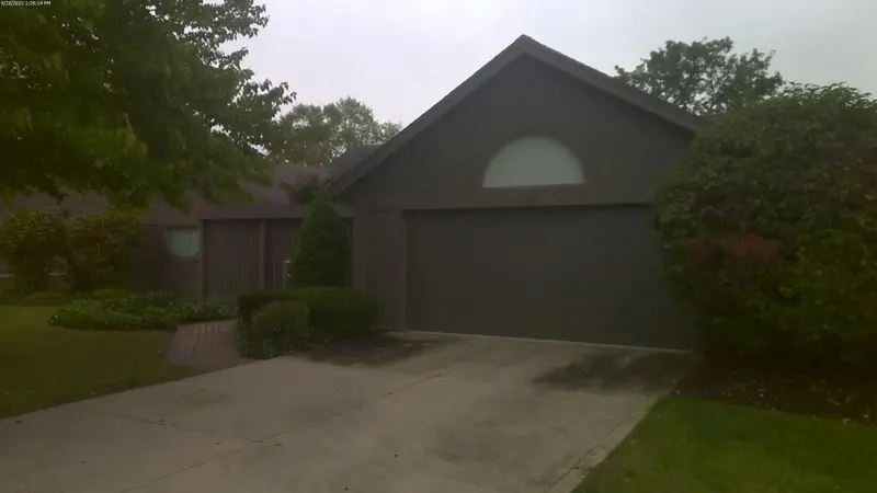 Property photo: 10115 WOODLAND RDG W