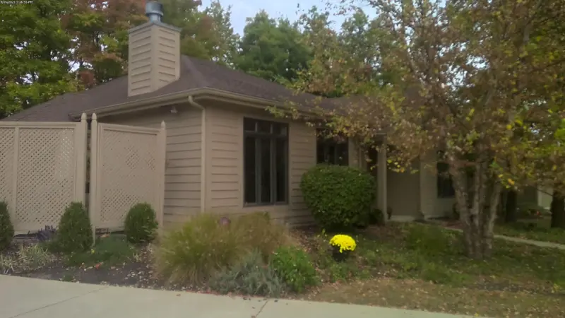 Property photo: 10228 WOODLAND RDG W