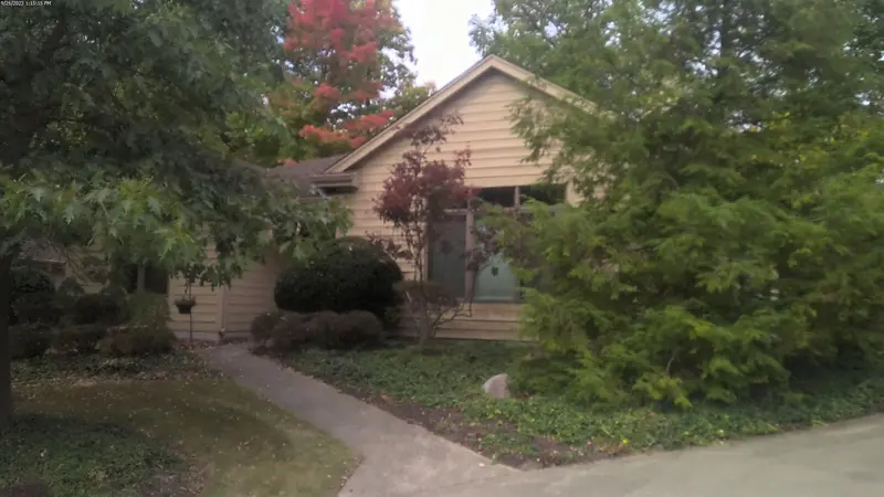 Property photo: 10234 WOODLAND RDG W