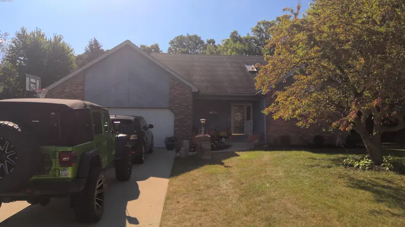 Property photo: 10301 WOODS EDGE LN