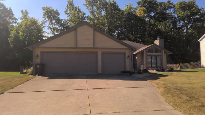 Property photo: 10317 WOODS EDGE LN