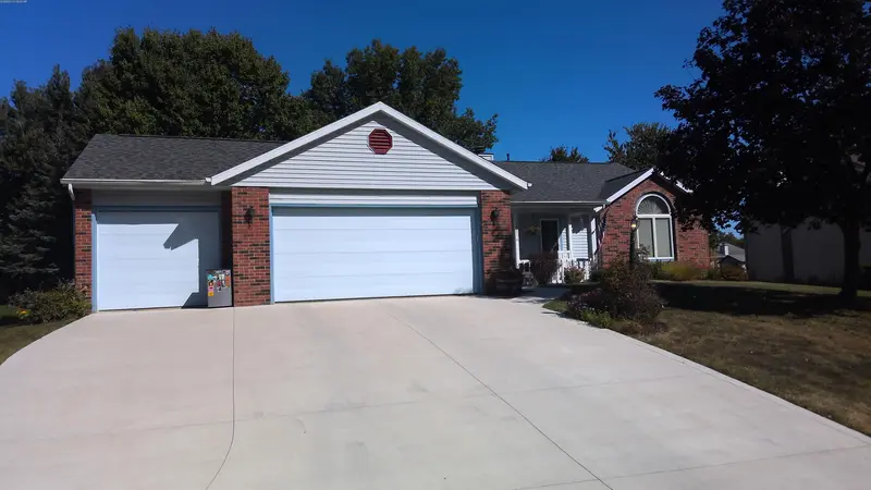 Property photo: 10318 WOODS EDGE LN