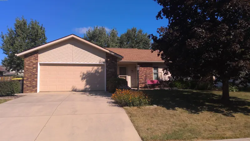 Property photo: 10326 WOODS EDGE LN