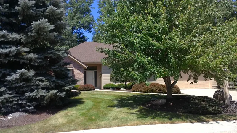 Property photo: 10328 WOODLAND RDG W