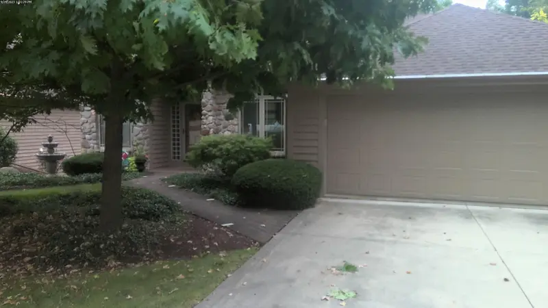 Property photo: 10407 WOODLAND RDG W