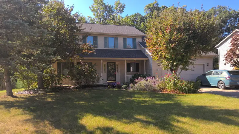 Property photo: 10411 WOODS EDGE LN