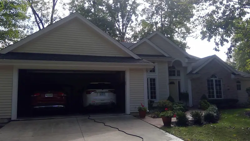 Property photo: 10437 WOODLAND RDG W