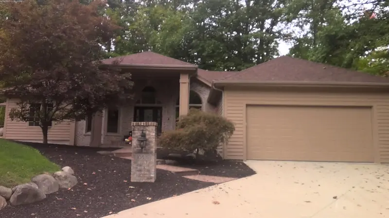 Property photo: 10516 WOODLAND RDG W