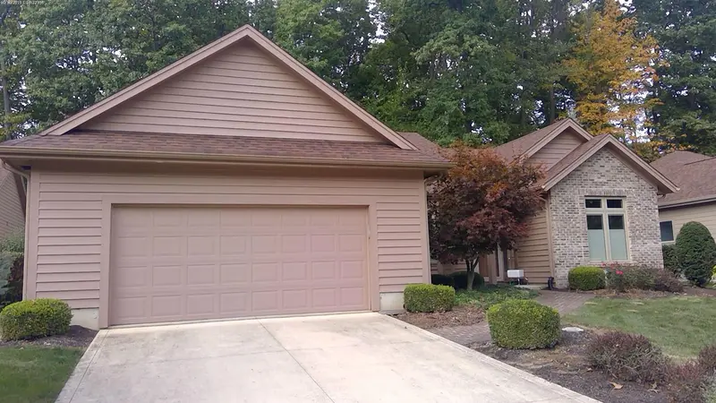 Property photo: 10524 WOODLAND RDG W