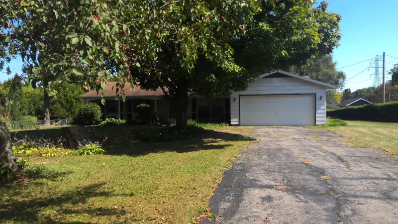 Property photo: 5909 ROLLING HILLS DR