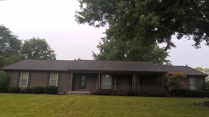 Property photo: 6810 LYNVALE DR