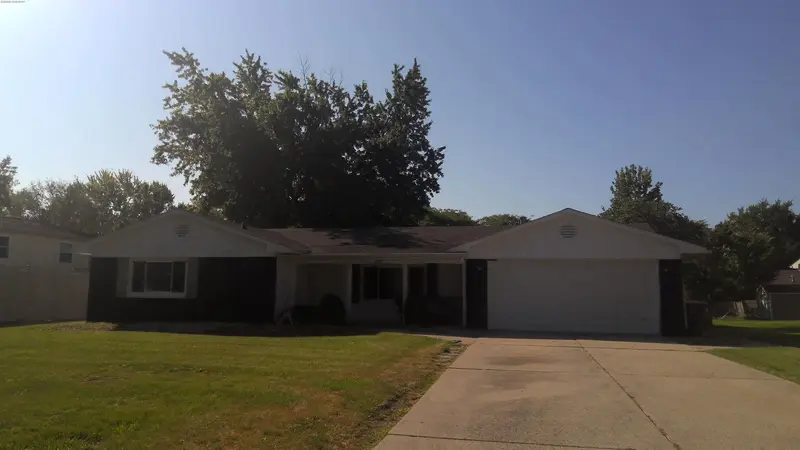 Property photo: 9617 CROWN POINT DR
