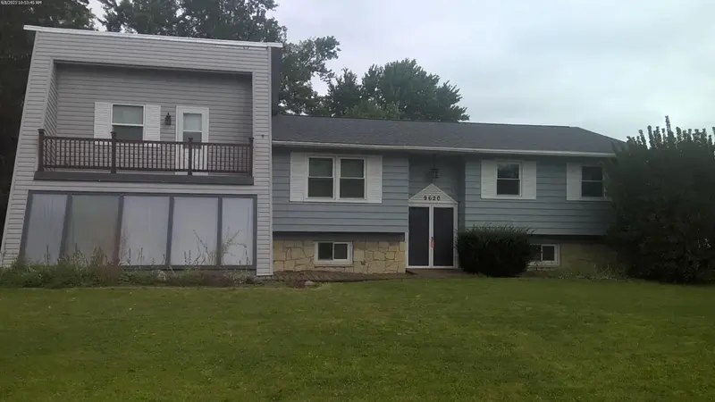 Property photo: 9620 CROWN POINT DR