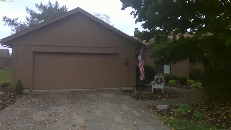 Property photo: 9621 WOODLAND RDG E