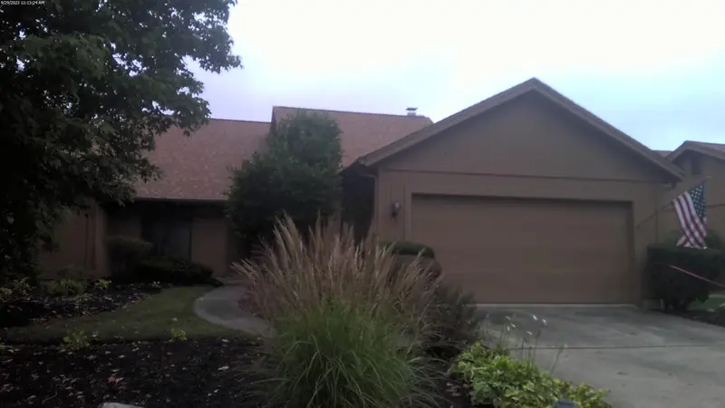 Property photo: 9629 WOODLAND RDG E