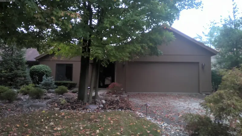 Property photo: 9711 WOODLAND RDG E