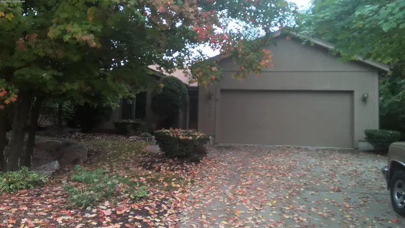 Property photo: 9715 WOODLAND RDG E