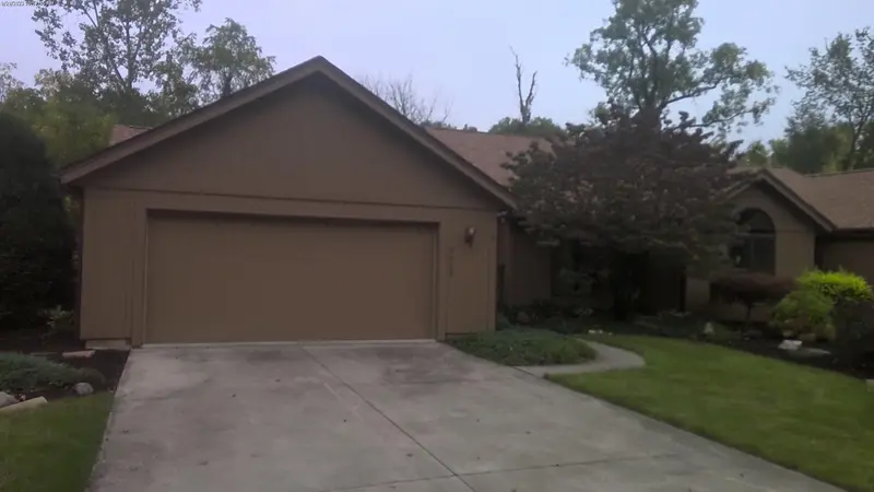 Property photo: 9724 WOODLAND RDG E