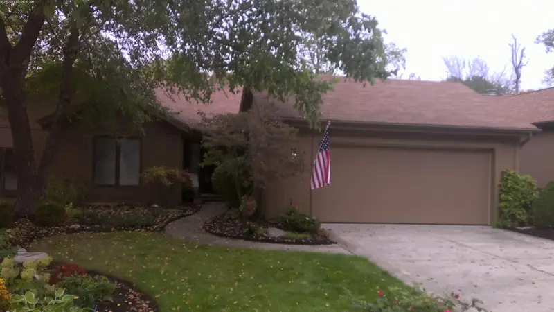 Property photo: 9730 WOODLAND RDG E