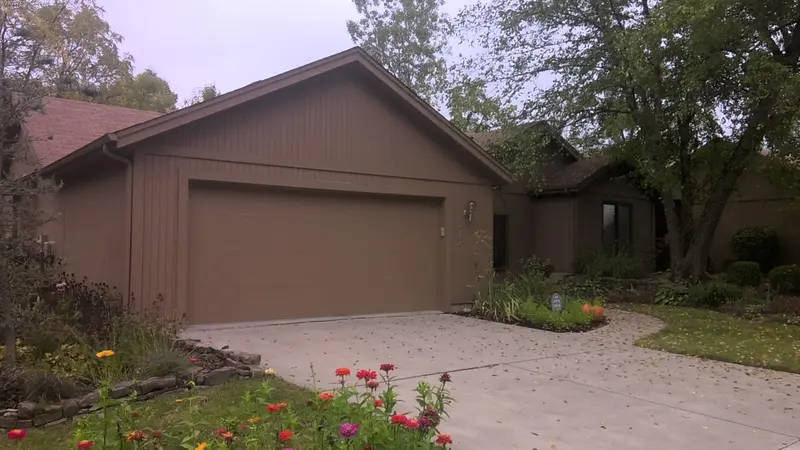 Property photo: 9736 WOODLAND RDG E