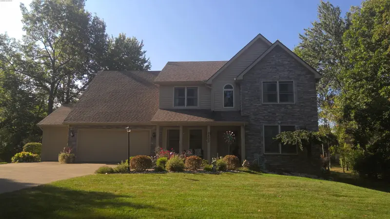 Property photo: 9803 CROWN POINT DR