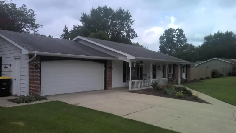 Property photo: 9805 BERKSHIRE LN