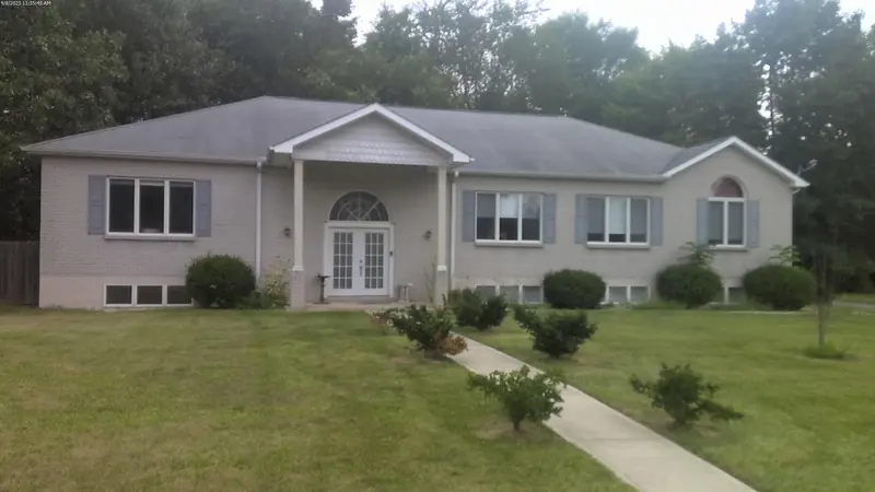 Property photo: 9832 CROWN POINT DR
