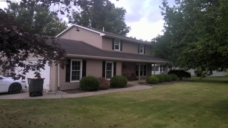 Property photo: 9915 BERKSHIRE LN