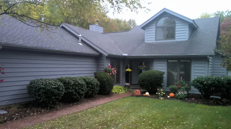 Property photo: 9921 WOODLAND RDG W